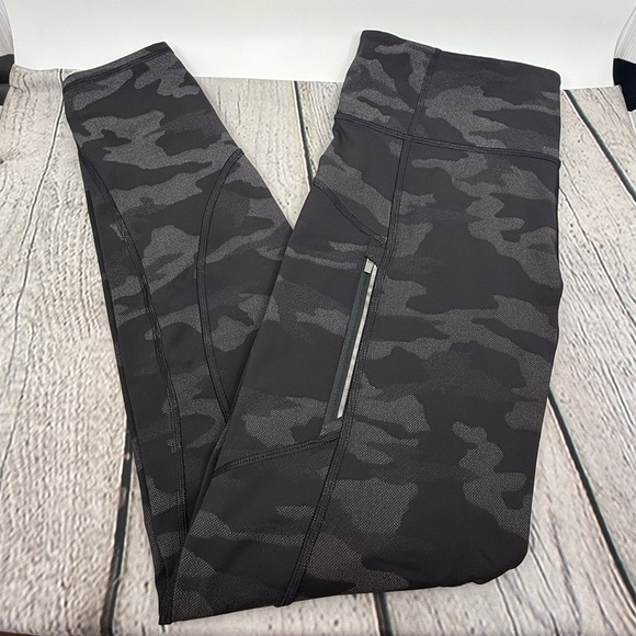 ✨EUC! Athleta Rainer Tight in Reflective Black Camo, size M. - Picture 1 of 12
